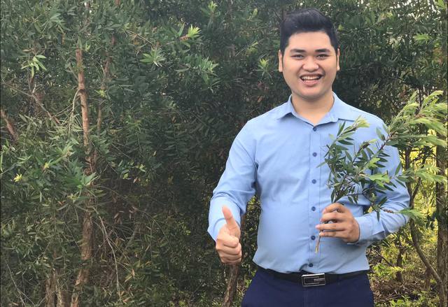 Chàng trai 25 tuổi bỏ ngang đại học về quê, kiếm tiền tỷ nhờ đam mê với lá cây - Ảnh 1.