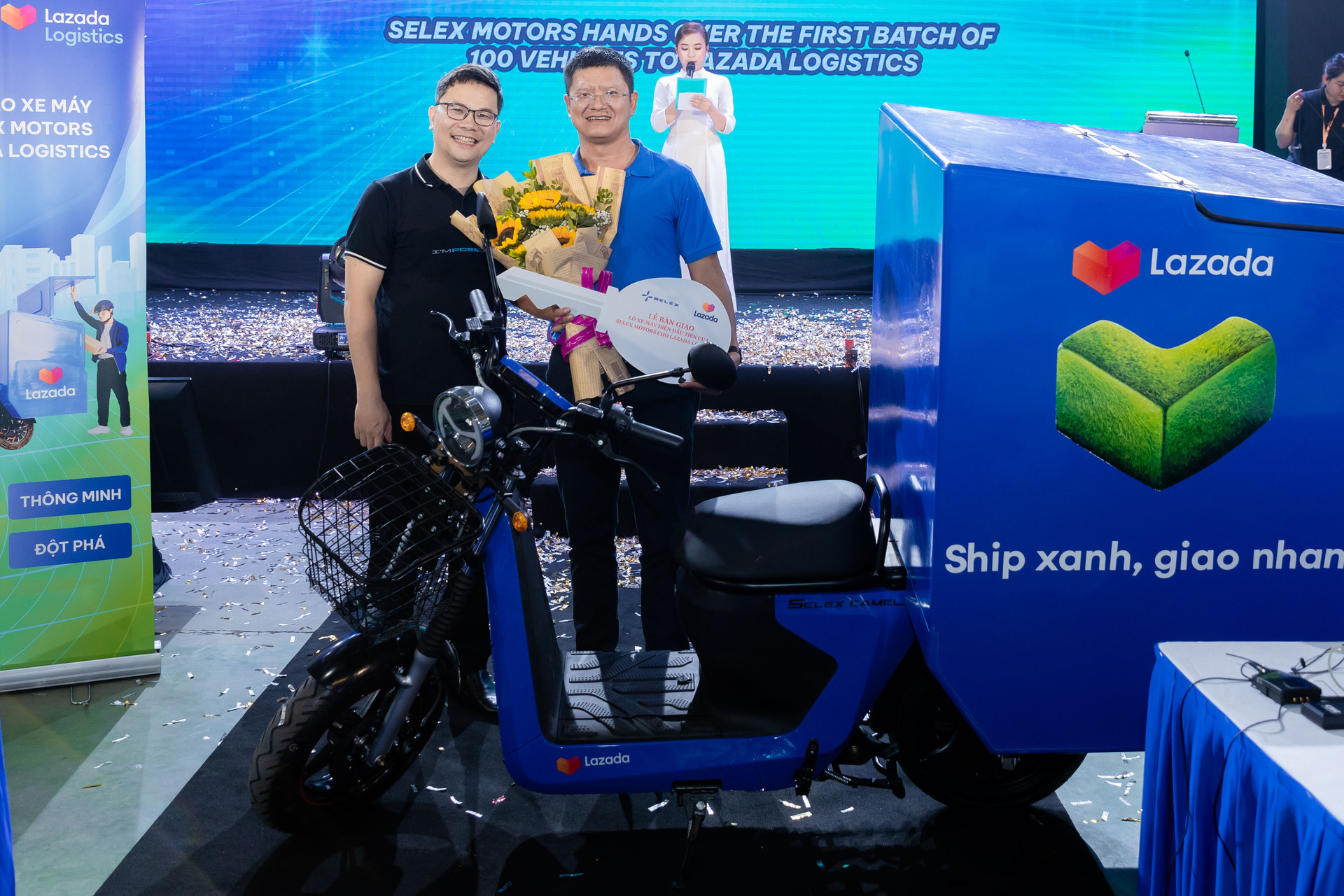 Startup xe điện ra mắt mẫu xe máy "bán tải" cho shipper: Lô đầu tiên bàn giao cho Lazada Logistics, người dùng không phải mua pin - Ảnh 1. Startup xe điện ra mắt mẫu xe máy "bán tải" cho shipper: Lô đầu tiên bàn giao cho Lazada Logistics, người dùng không phải mua pin - Ảnh 1.
