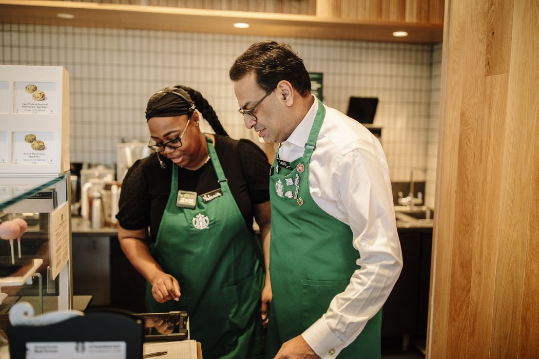 CEO “có tâm” nhất lịch sử Starbucks: Vừa quản lý công ty vừa làm nhân viên phục vụ, pha chế đồ uống và kiêm cả thu ngân, “hết hồn” vì thấy nhân viên vất vả quá - Ảnh 1.