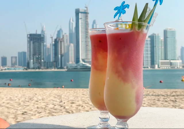 Độc lạ khởi nghiệp bất chấp &quot;tuổi thọ&quot; môi trường: Khai thác đá tinh khiết nhất thế giới 100.000 năm tuổi ở Bắc Cực bán cho giới nhà giàu Dubai uống cocktail - Ảnh 1.