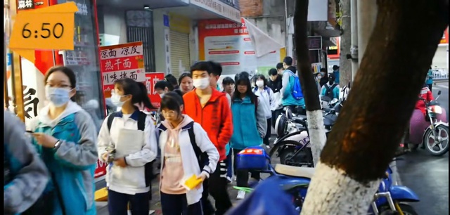 Một ngày chân thực của người bán hàng ăn sáng, thu nhập bình quân mỗi năm hơn 900 triệu: nghề nghiệp không phân cao thấp, không trộm cướp hay làm việc trái với lương tâm là đủ- Ảnh 10. Một ngày chân thực của người bán hàng ăn sáng, thu nhập bình quân mỗi năm hơn 900 triệu: nghề nghiệp không phân cao thấp, không trộm cướp hay làm việc trái với lương tâm là đủ- Ảnh 10.