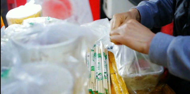 Một ngày chân thực của người bán hàng ăn sáng, thu nhập bình quân mỗi năm hơn 900 triệu: nghề nghiệp không phân cao thấp, không trộm cướp hay làm việc trái với lương tâm là đủ- Ảnh 12. Một ngày chân thực của người bán hàng ăn sáng, thu nhập bình quân mỗi năm hơn 900 triệu: nghề nghiệp không phân cao thấp, không trộm cướp hay làm việc trái với lương tâm là đủ- Ảnh 12.