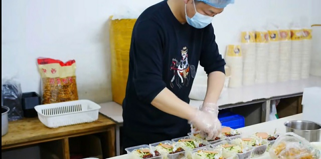Một ngày chân thực của người bán hàng ăn sáng, thu nhập bình quân mỗi năm hơn 900 triệu: nghề nghiệp không phân cao thấp, không trộm cướp hay làm việc trái với lương tâm là đủ- Ảnh 4. Một ngày chân thực của người bán hàng ăn sáng, thu nhập bình quân mỗi năm hơn 900 triệu: nghề nghiệp không phân cao thấp, không trộm cướp hay làm việc trái với lương tâm là đủ- Ảnh 4.