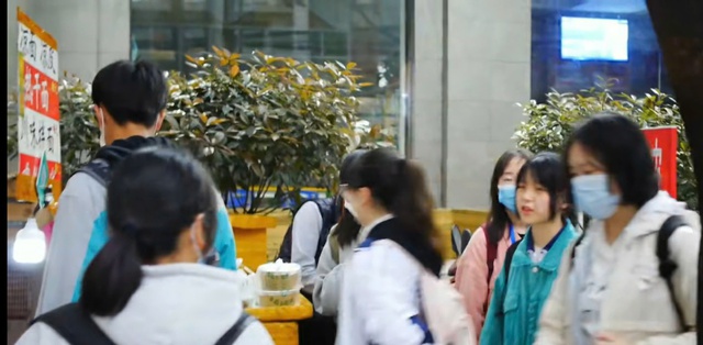 Một ngày chân thực của người bán hàng ăn sáng, thu nhập bình quân mỗi năm hơn 900 triệu: nghề nghiệp không phân cao thấp, không trộm cướp hay làm việc trái với lương tâm là đủ- Ảnh 11. Một ngày chân thực của người bán hàng ăn sáng, thu nhập bình quân mỗi năm hơn 900 triệu: nghề nghiệp không phân cao thấp, không trộm cướp hay làm việc trái với lương tâm là đủ- Ảnh 11.