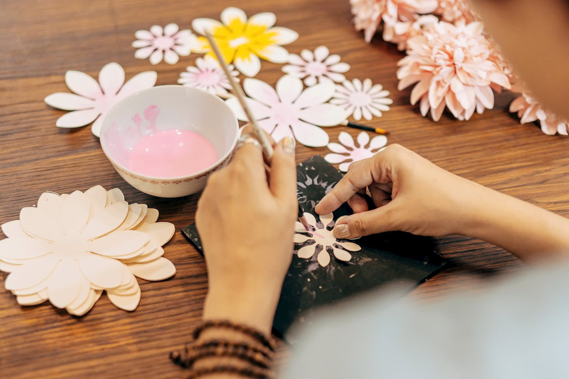 Những bông hoa ở Maypaperflower: Chuyến du lịch về làng nghề 300 tuổi xứ Huế và quyết định startup làm hoa giấy thủ công xuất khẩu của cựu nhân viên ngân hàng- Ảnh 8. Những bông hoa ở Maypaperflower: Chuyến du lịch về làng nghề 300 tuổi xứ Huế và quyết định startup làm hoa giấy thủ công xuất khẩu của cựu nhân viên ngân hàng- Ảnh 8.