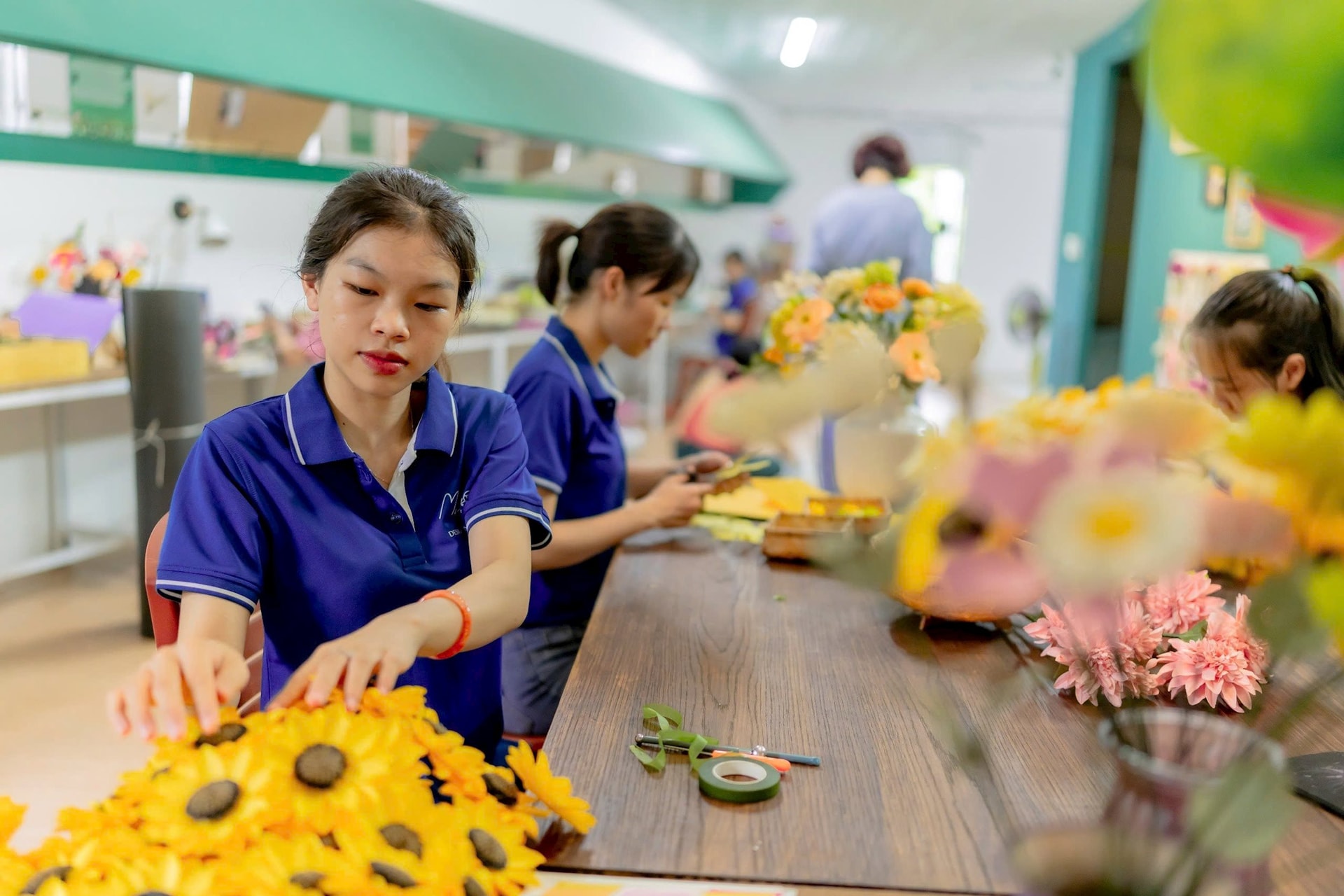 Những bông hoa ở Maypaperflower: Chuyến du lịch về làng nghề 300 tuổi xứ Huế và quyết định startup làm hoa giấy thủ công xuất khẩu của cựu nhân viên ngân hàng- Ảnh 7. Những bông hoa ở Maypaperflower: Chuyến du lịch về làng nghề 300 tuổi xứ Huế và quyết định startup làm hoa giấy thủ công xuất khẩu của cựu nhân viên ngân hàng- Ảnh 7.